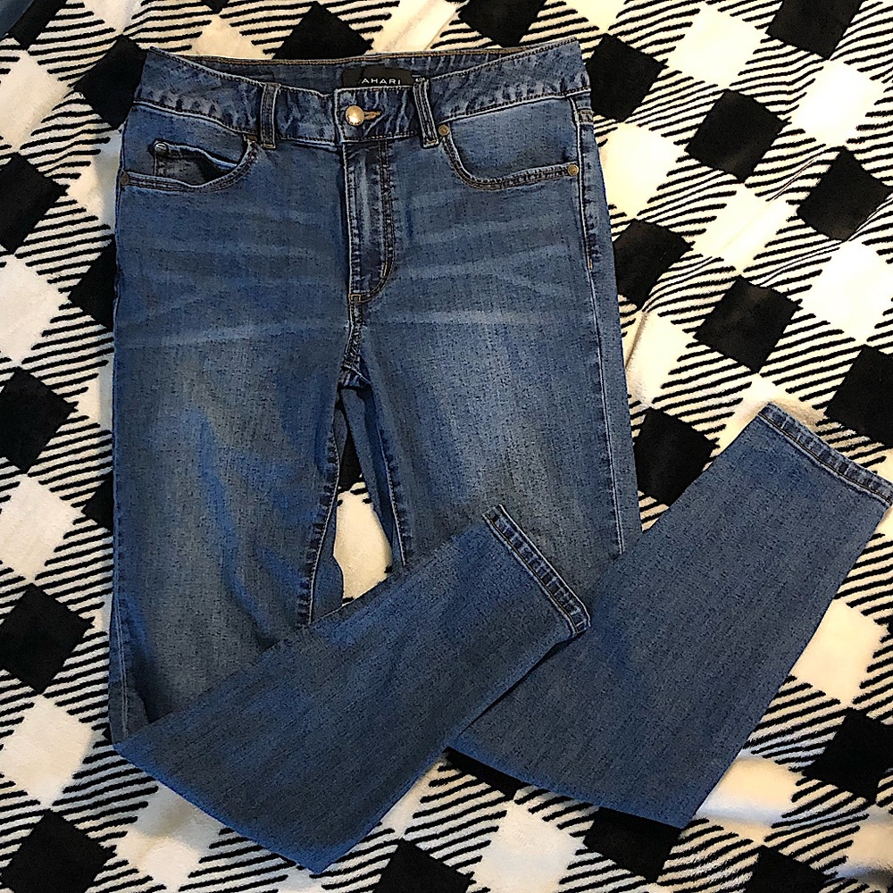 ! Tahari mid rise “Kelly” Skinny Jeans size 6/28 (only worn twice!)